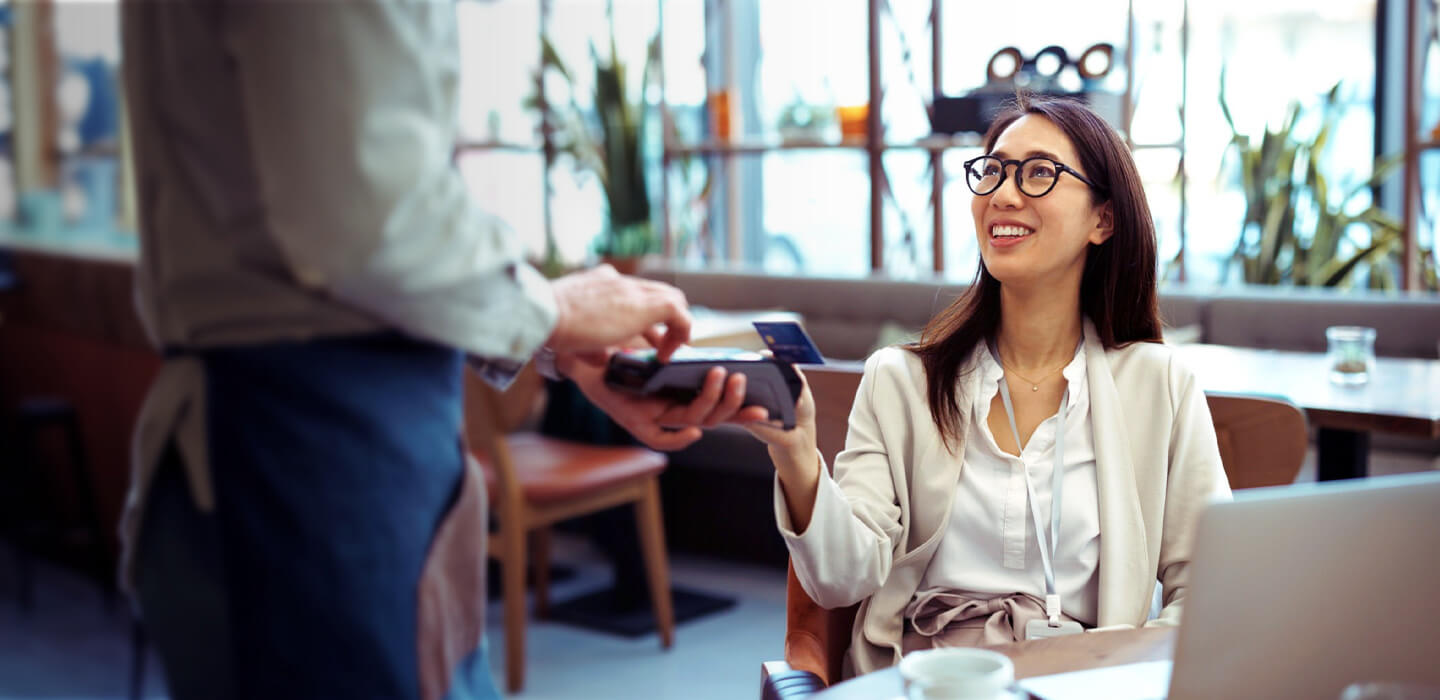 Credit card features desktop banner